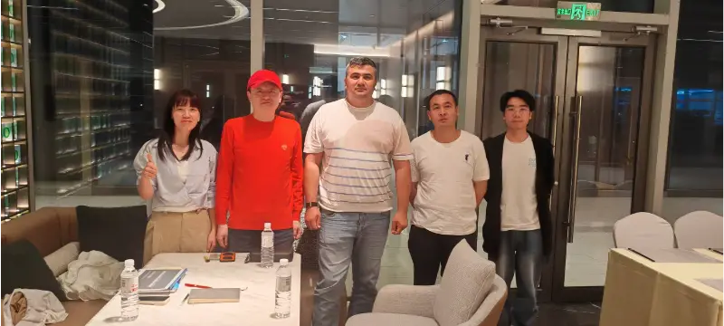 ​ليزا تناقش الأعمال مع عميل من آسيا الوسطى
